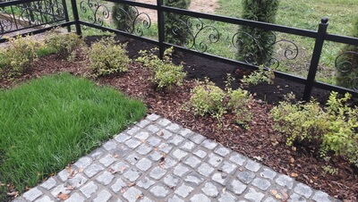 Сочетание озеленения и гранитных элементов